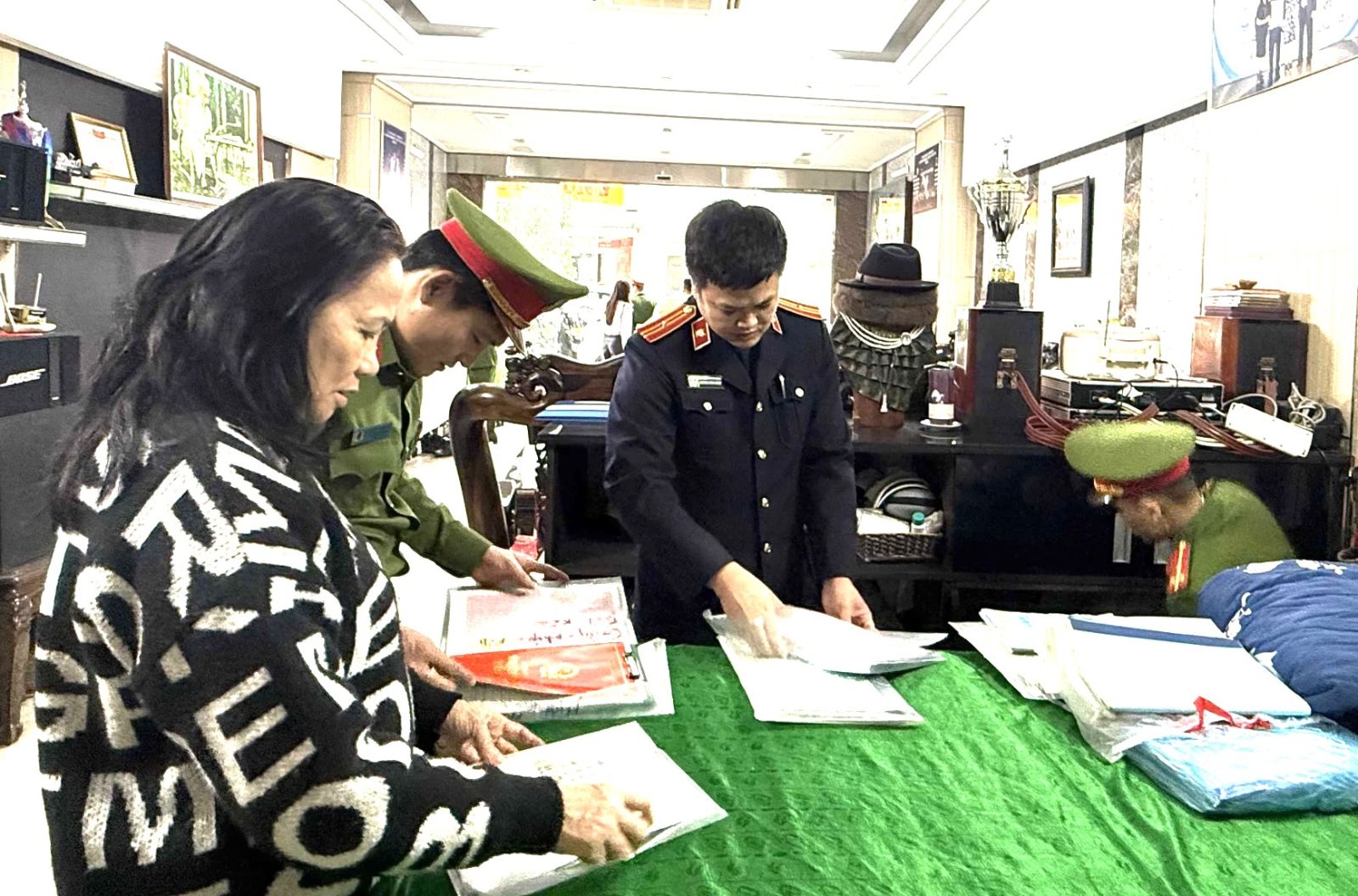 Ảnh: Khám xét nơi ở và nơi làm việc của vợ chồng chủ tiệm vàng Nguyễn Hữu Bình- Ảnh 5. Ảnh: Khám xét nơi ở và nơi làm việc của vợ chồng chủ tiệm vàng Nguyễn Hữu Bình- Ảnh 5.