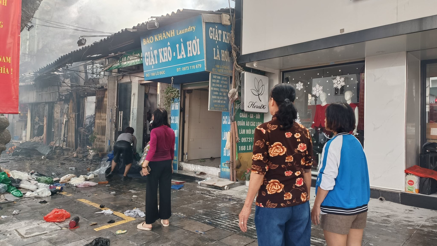 Đang cháy lớn tại dãy nhà trên phố Lò Đúc, Hà Nội- Ảnh 5.