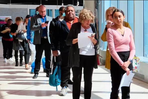 1,1 triệu lao động Mỹ bị sa thải năm 2025: Làn sóng cắt giảm vĩnh viễn của giới văn phòng bắt đầu- Ảnh 4.