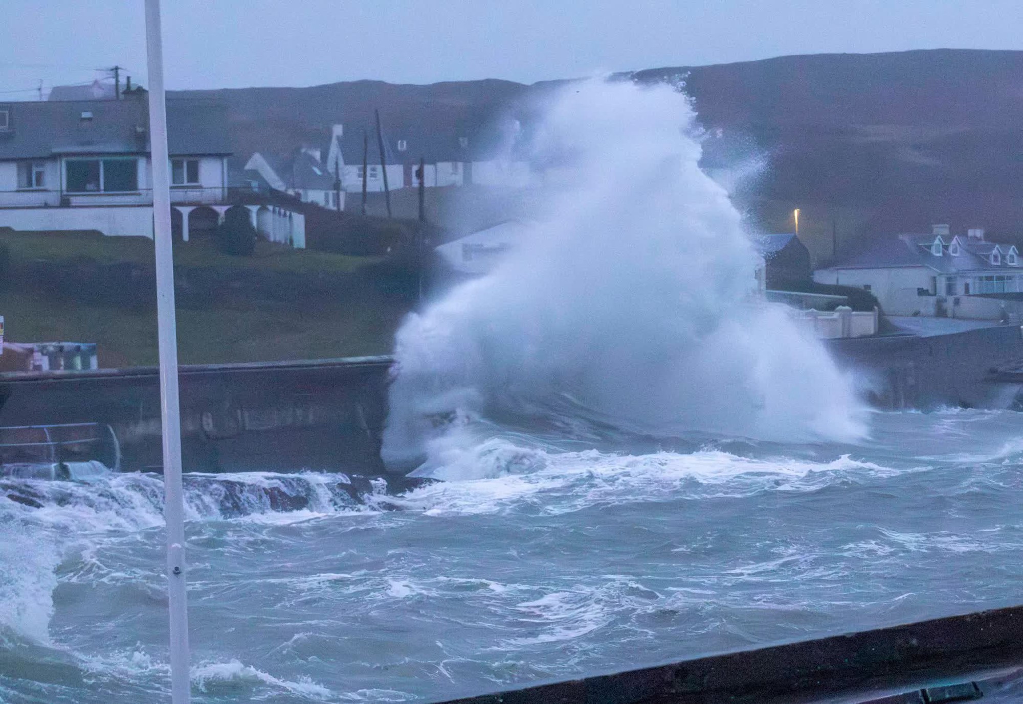 Cảnh báo ĐỎ: Cơn bão mới giật 160 km/h hoành hành, trường học đóng cửa, chuyến bay bị hủy hàng loạt- Ảnh 3.