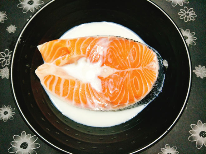 Đừng chỉ rửa cá với nước chanh, loại nước này là "kẻ thù" của mùi tanh: Ngâm 5 phút khử sạch mùi, lại giúp thịt cá mềm tan, thơm ngọt- Ảnh 1.