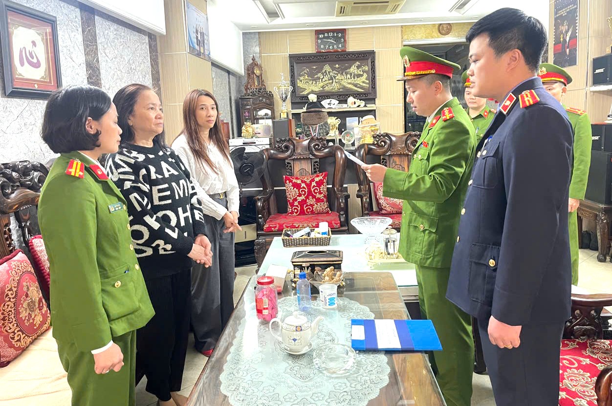 Ảnh: Khám xét nơi ở và nơi làm việc của vợ chồng chủ tiệm vàng Nguyễn Hữu Bình- Ảnh 6. Ảnh: Khám xét nơi ở và nơi làm việc của vợ chồng chủ tiệm vàng Nguyễn Hữu Bình- Ảnh 6.