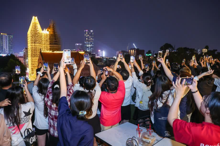 Giống Thượng Hải, điểm ngay trung tâm TP.HCM khiến nhiều người xếp hàng chỉ để xem khoảnh khắc lúc 18h45- Ảnh 3. Giống Thượng Hải, điểm ngay trung tâm TP.HCM khiến nhiều người xếp hàng chỉ để xem khoảnh khắc lúc 18h45- Ảnh 3.