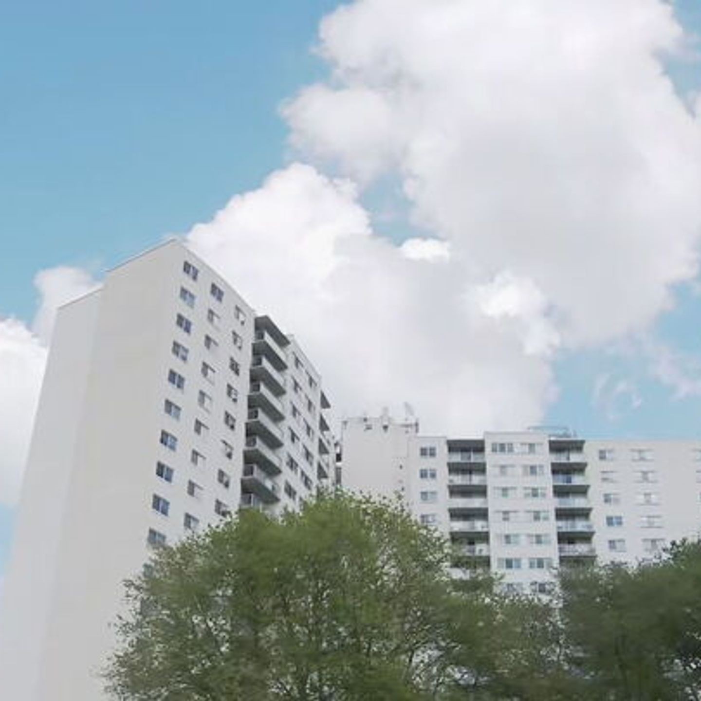 Bé gái 2 tuổi sống sót sau khi rơi từ ban công chung cư tầng 15: Tình trạng của nạn nhân gây chú ý- Ảnh 2.