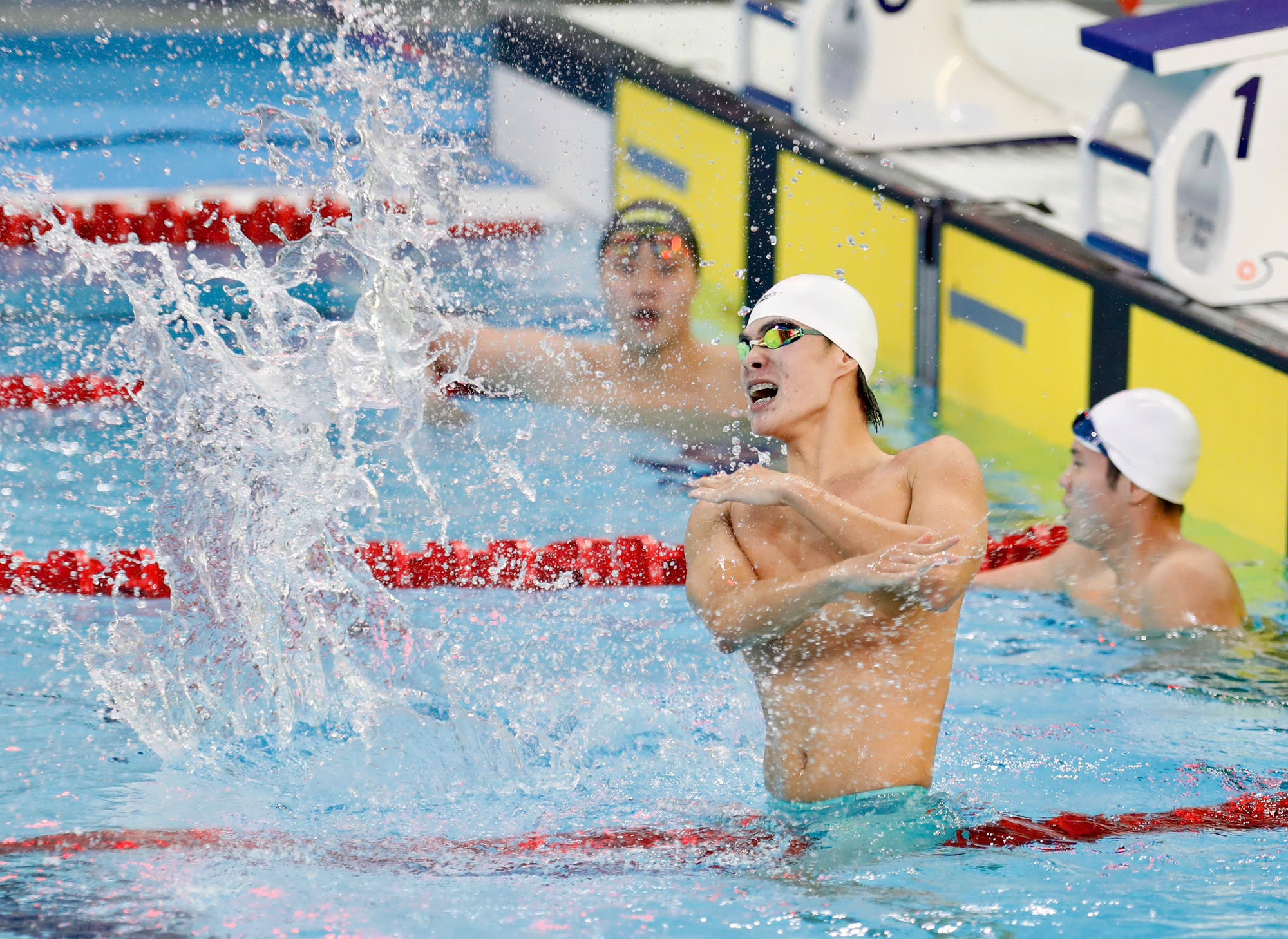 Ngắm trai 6 múi Trần Hưng Nguyên bơi "out trình" ở SEA Games, giành HCV cho Việt Nam- Ảnh 9. Ngắm trai 6 múi Trần Hưng Nguyên bơi "out trình" ở SEA Games, giành HCV cho Việt Nam- Ảnh 9.