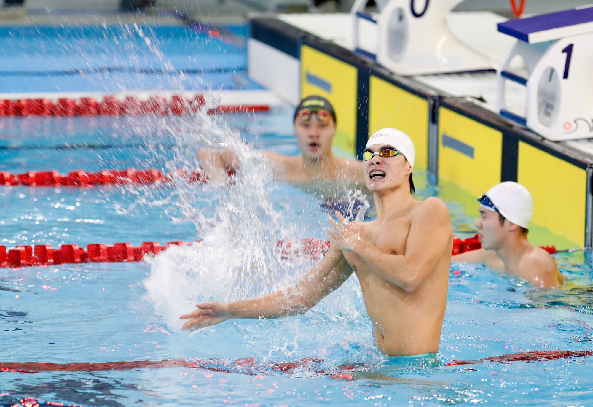 Ngắm trai 6 múi Trần Hưng Nguyên bơi "out trình" ở SEA Games, giành HCV cho Việt Nam- Ảnh 10. Ngắm trai 6 múi Trần Hưng Nguyên bơi "out trình" ở SEA Games, giành HCV cho Việt Nam- Ảnh 10.