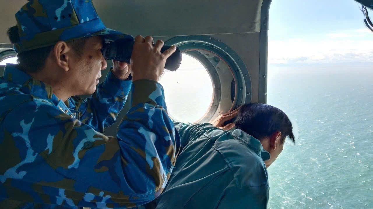 Chủ tịch nước tặng Huân chương Dũng cảm cho 2 người hùng lao ra biển cứu người trong bão số 13- Ảnh 3.