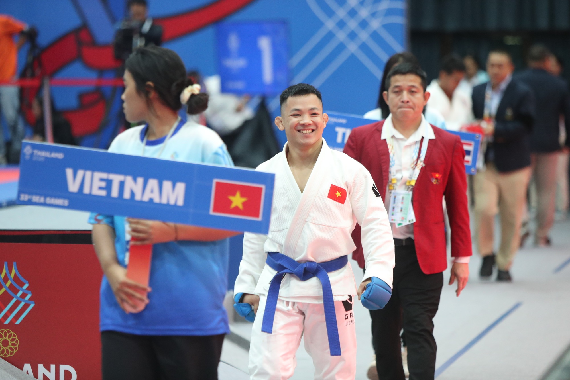 Võ sĩ Việt Nam giành HCĐ SEA Games chỉ trong 30 giây, được vợ hotgirl cổ vũ nhiệt tình trên khán đài- Ảnh 1. Võ sĩ Việt Nam giành HCĐ SEA Games chỉ trong 30 giây, được vợ hotgirl cổ vũ nhiệt tình trên khán đài- Ảnh 1.