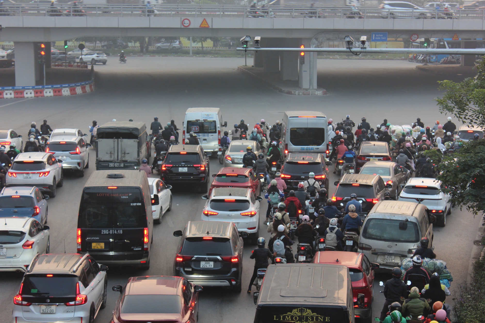 Hôm nay 10-12, ngày đầu hơn 1.800 camera AI "soi" phương tiện giao thông ở Hà Nội- Ảnh 2. Hôm nay 10-12, ngày đầu hơn 1.800 camera AI "soi" phương tiện giao thông ở Hà Nội- Ảnh 2.