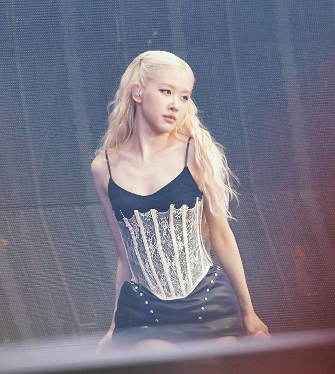 Mặt Rosé quá phù, cảm giác cười cũng khó- Ảnh 9.