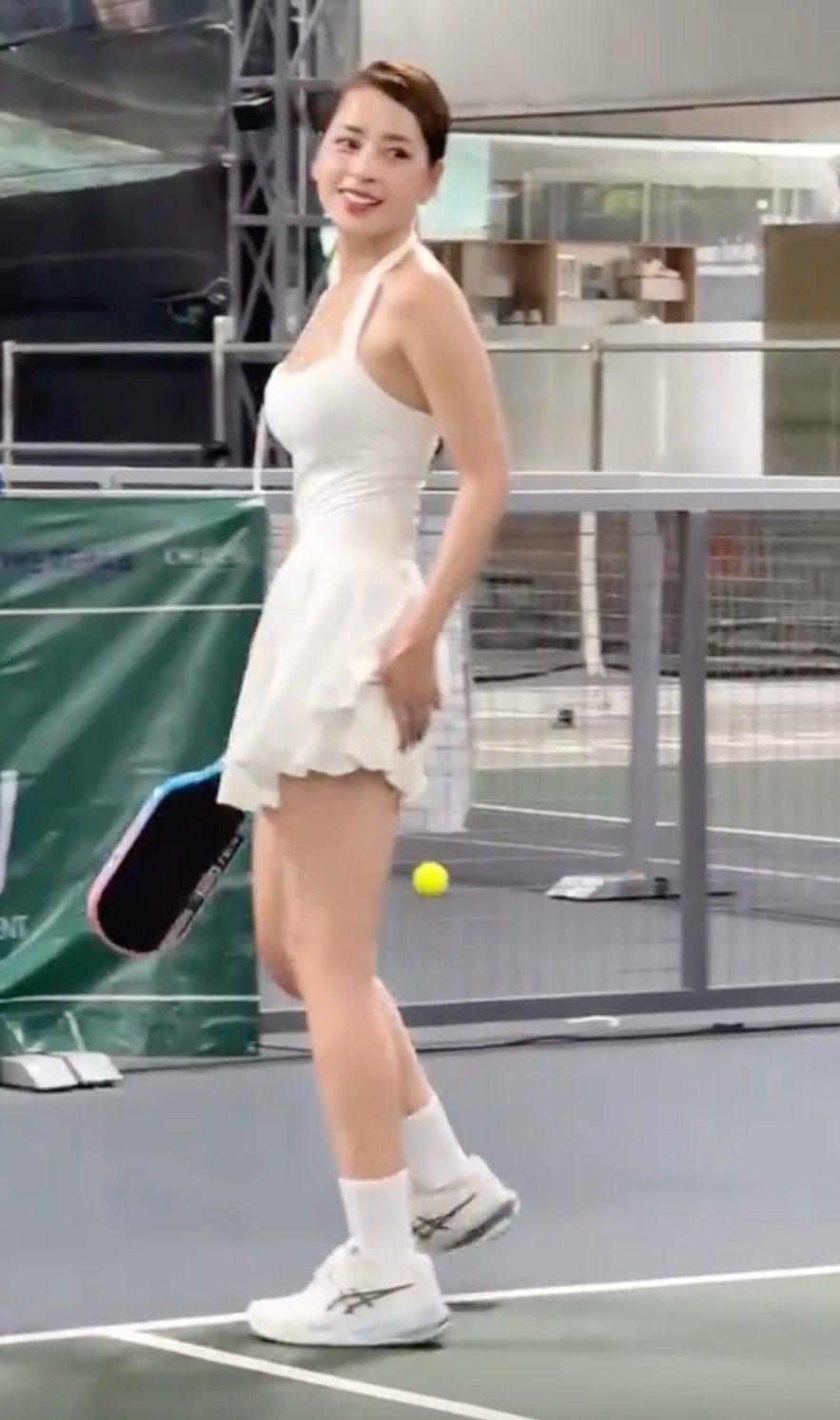 Có mấy tấm ảnh Chi Pu trong style sexy chơi pickleball thôi mà netizen ngắm mãi không rời: Visual bùng nổ, body nét từng centimet!- Ảnh 6. Có mấy tấm ảnh Chi Pu trong style sexy chơi pickleball thôi mà netizen ngắm mãi không rời: Visual bùng nổ, body nét từng centimet!- Ảnh 6.