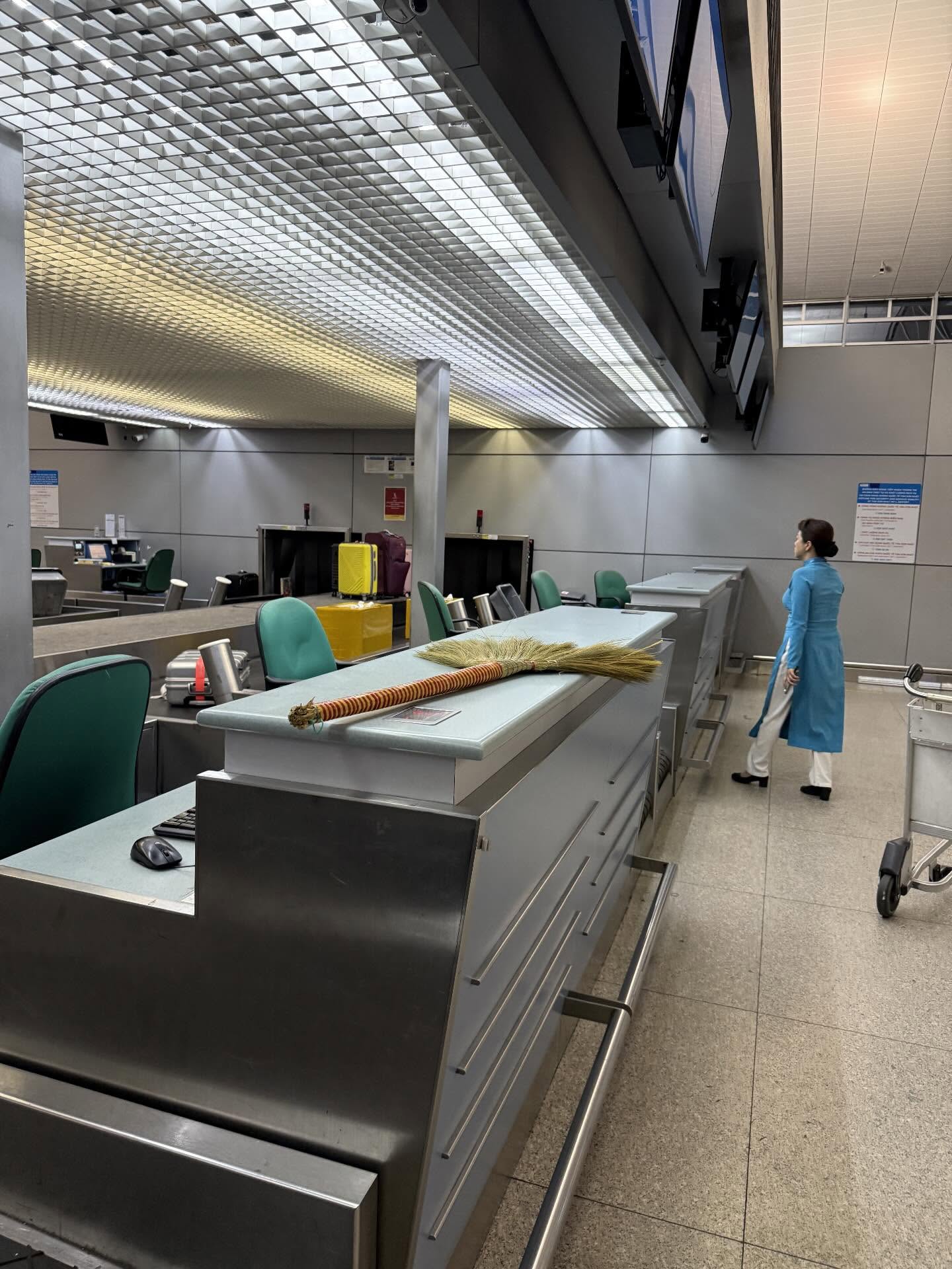 Khách Tây "liều mình" mang 1 món đồ mua ở Việt Nam ra sân bay khiến tiếp viên mang đi bỏ gấp- Ảnh 2.