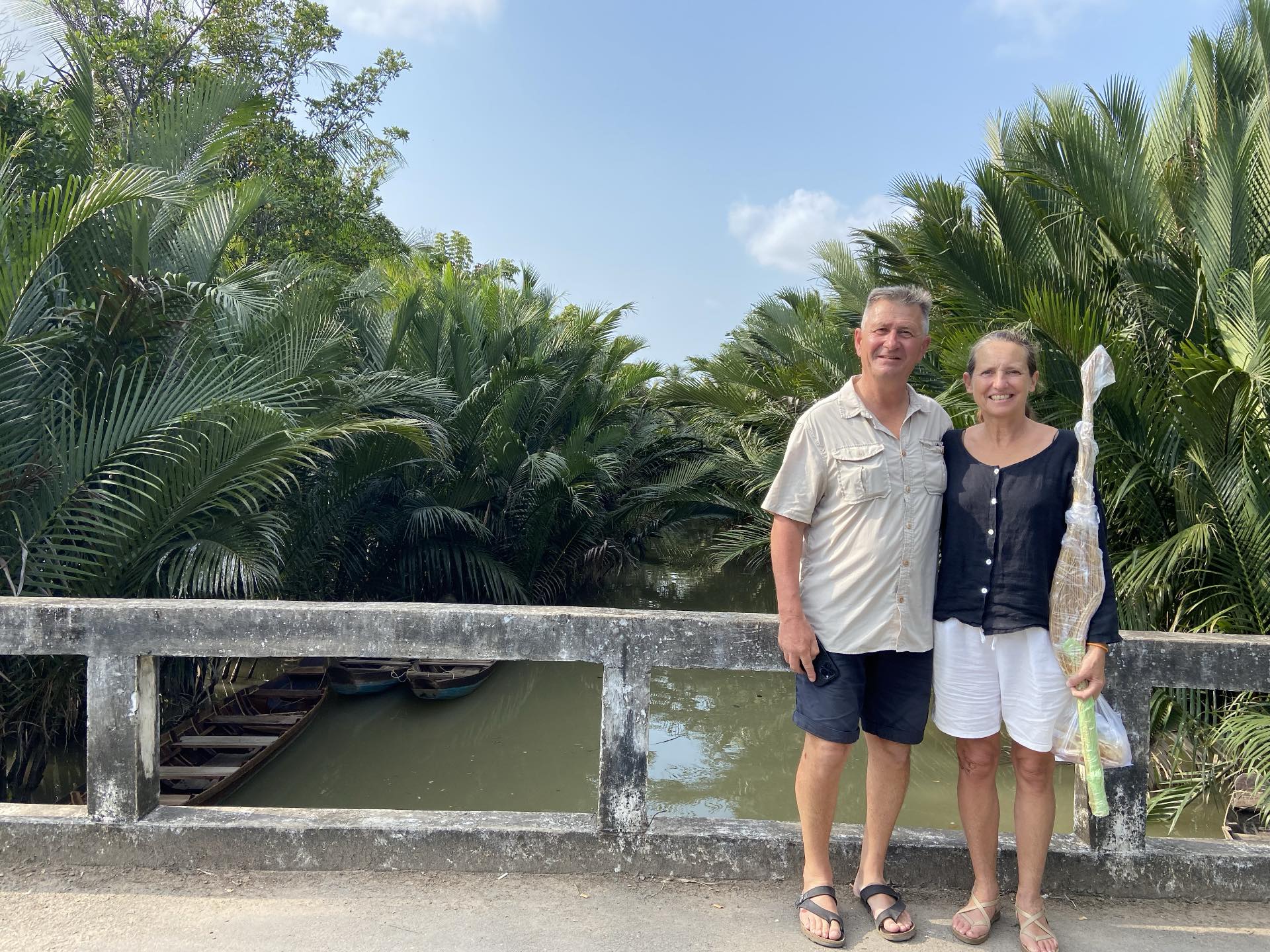 Khách Tây "liều mình" mang 1 món đồ mua ở Việt Nam ra sân bay khiến tiếp viên mang đi bỏ gấp- Ảnh 3.