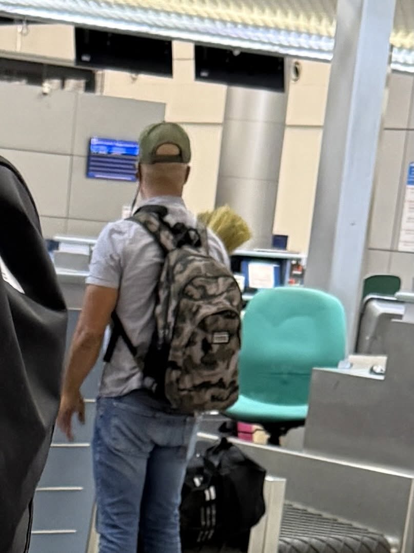 Khách Tây "liều mình" mang 1 món đồ mua ở Việt Nam ra sân bay khiến tiếp viên mang đi bỏ gấp- Ảnh 1.