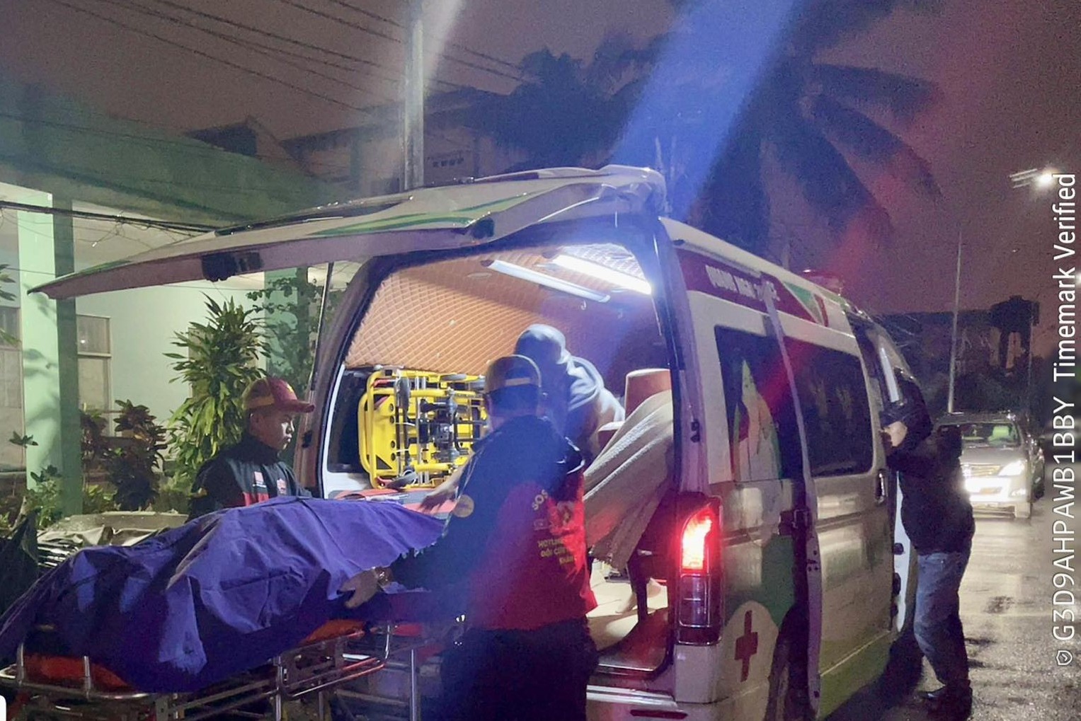 Đưa thi thể 4 nạn nhân bị tai nạn ở Đà Nẵng về quê Ninh Bình- Ảnh 4. Đưa thi thể 4 nạn nhân bị tai nạn ở Đà Nẵng về quê Ninh Bình- Ảnh 4.