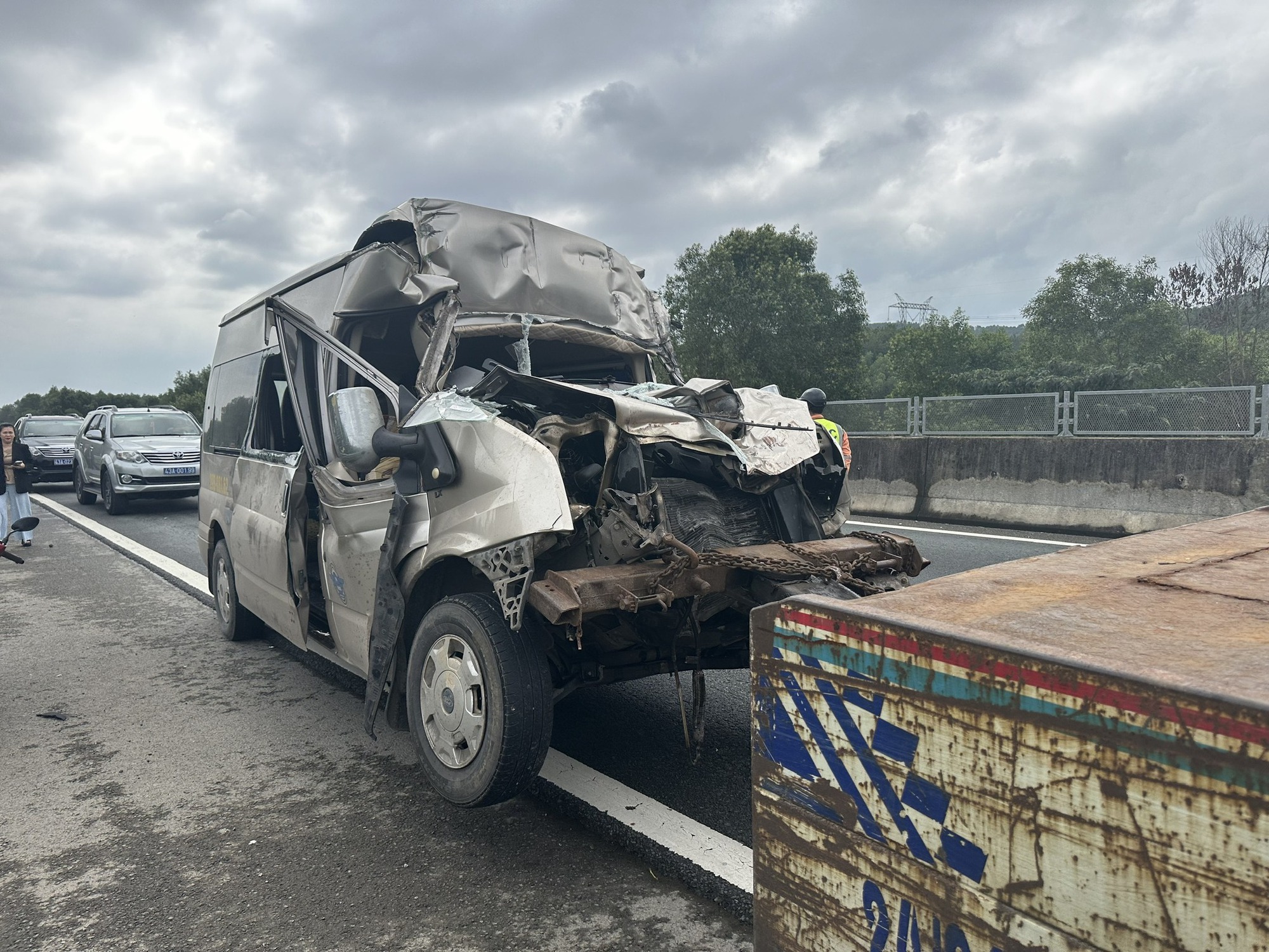 Đưa thi thể 4 nạn nhân bị tai nạn ở Đà Nẵng về quê Ninh Bình- Ảnh 6. Đưa thi thể 4 nạn nhân bị tai nạn ở Đà Nẵng về quê Ninh Bình- Ảnh 6.