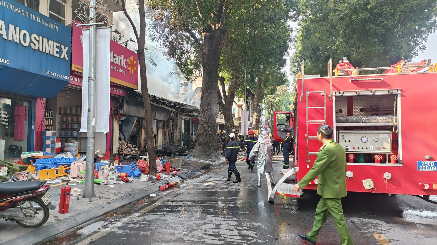 Đang cháy lớn tại dãy nhà trên phố Lò Đúc, Hà Nội- Ảnh 7.