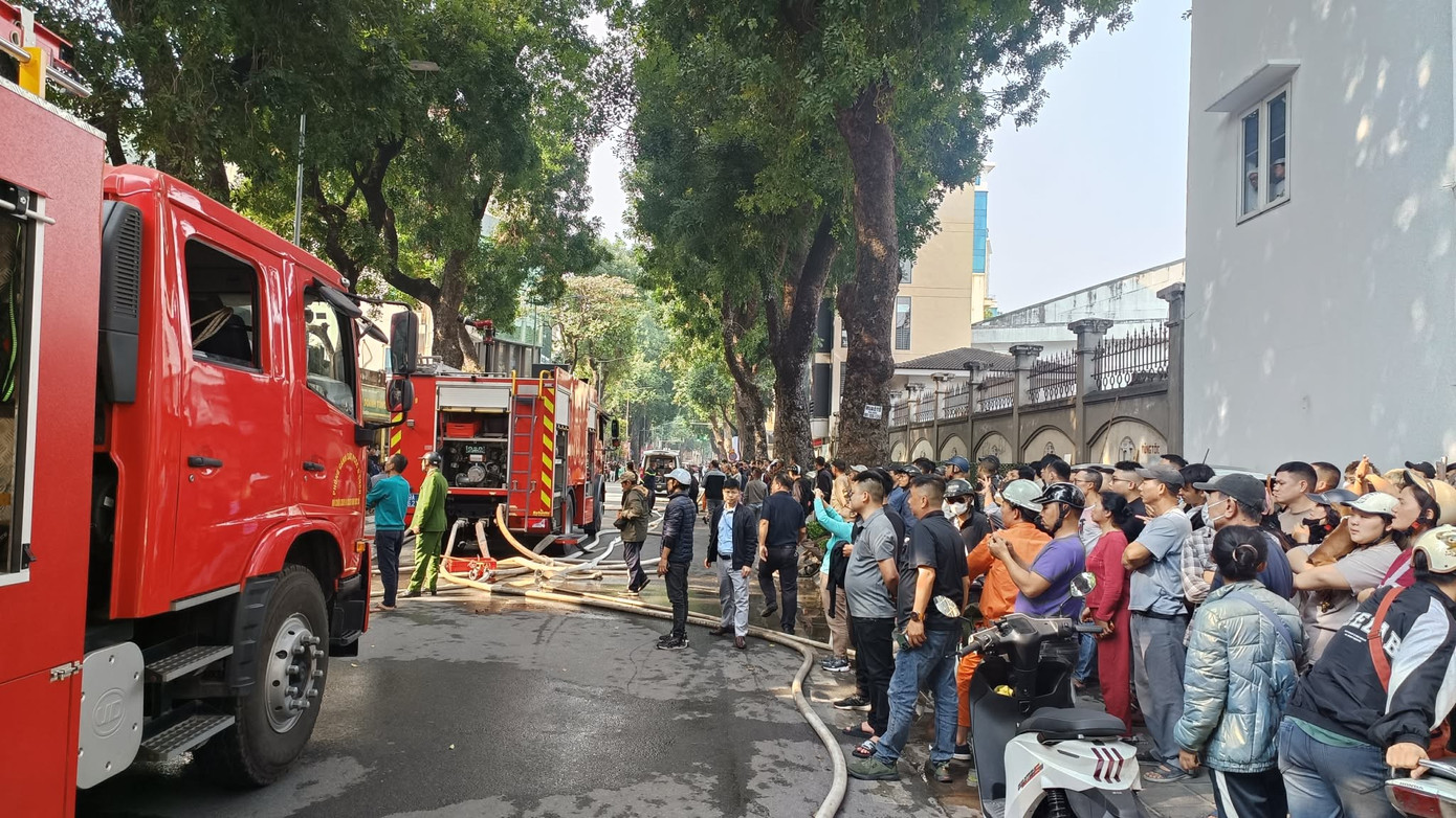Đang cháy lớn tại dãy nhà trên phố Lò Đúc, Hà Nội- Ảnh 6.