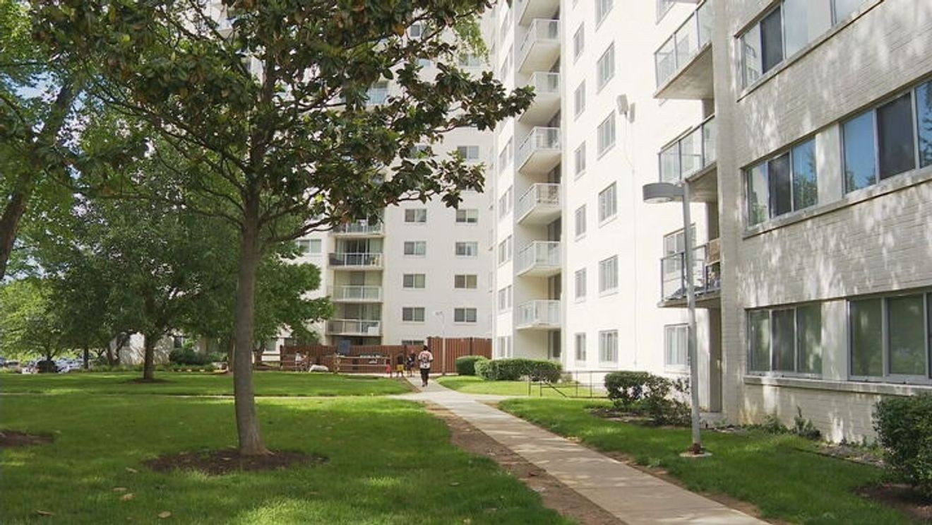 Bé gái 2 tuổi sống sót sau khi rơi từ ban công chung cư tầng 15: Tình trạng của nạn nhân gây chú ý- Ảnh 1.