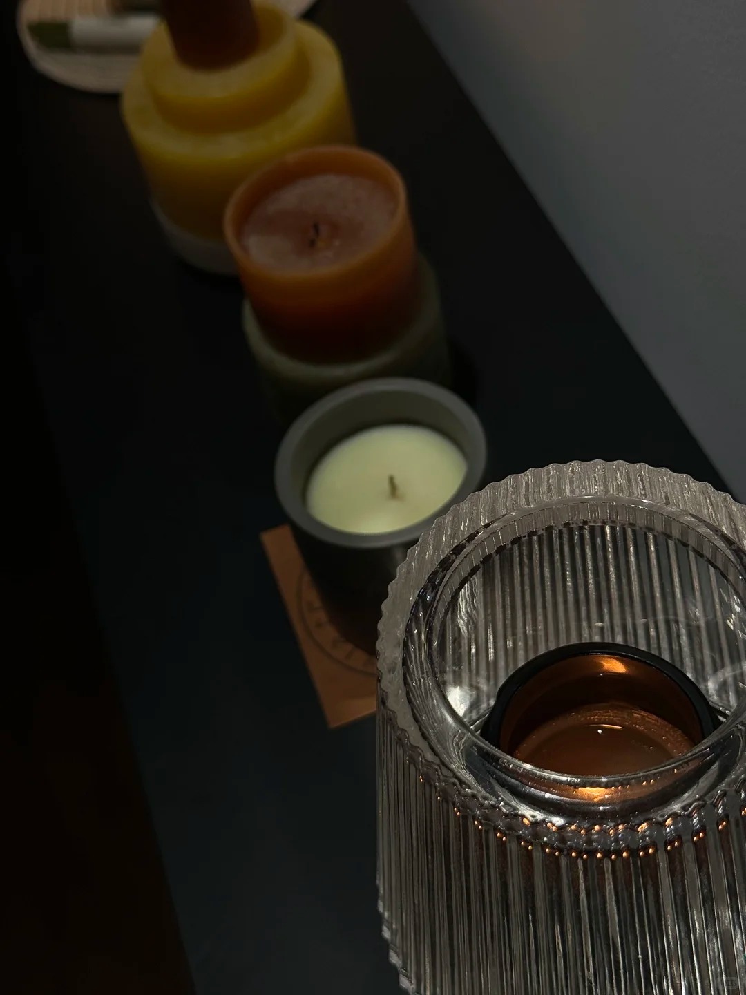 Cứ về đến cửa là tụt mood, lòng nặng trĩu? 6 mẹo dân gian 