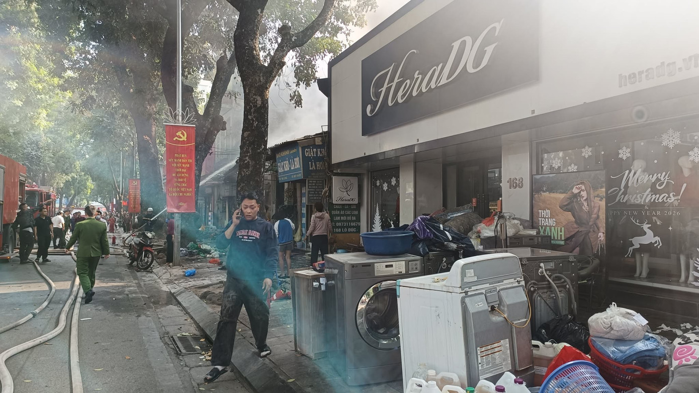 Đang cháy lớn tại dãy nhà trên phố Lò Đúc, Hà Nội- Ảnh 4.