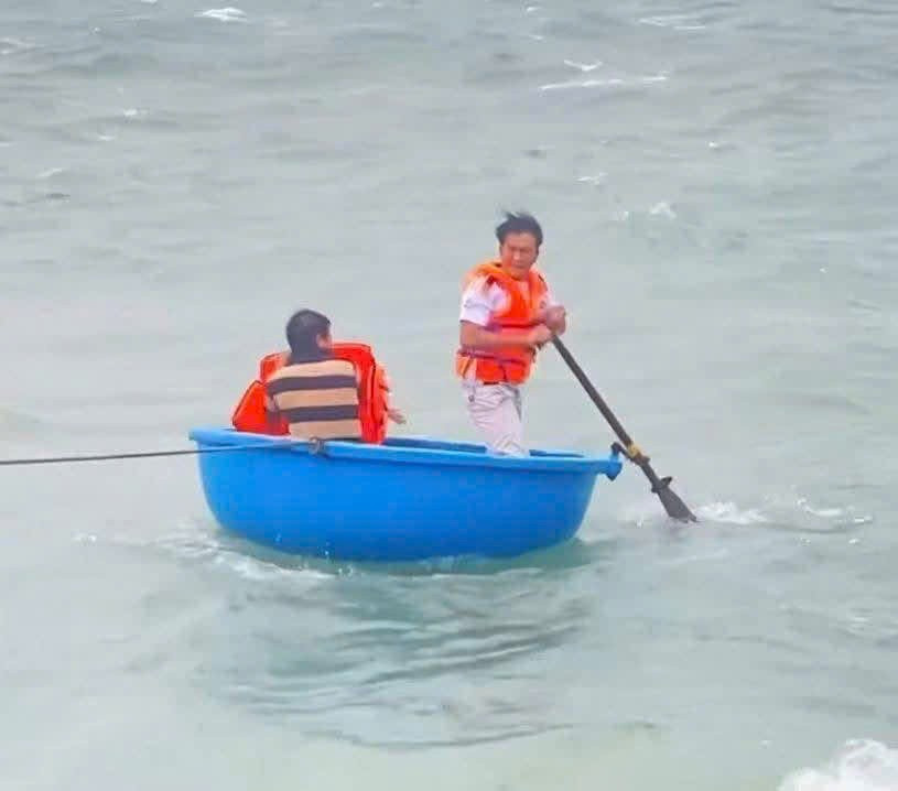 Chủ tịch nước tặng Huân chương Dũng cảm cho 2 người hùng lao ra biển cứu người trong bão số 13- Ảnh 1.