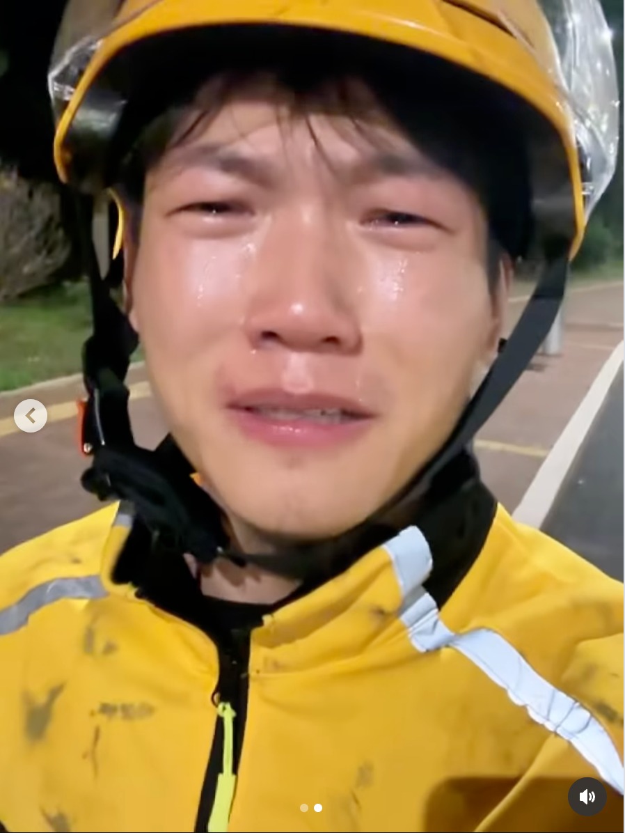 "Đằng sau mỗi đơn hàng là một con người đang chạy để sống": Góc khuất sinh tồn của nghề shipper giao đồ ăn- Ảnh 1. "Đằng sau mỗi đơn hàng là một con người đang chạy để sống": Góc khuất sinh tồn của nghề shipper giao đồ ăn- Ảnh 1.