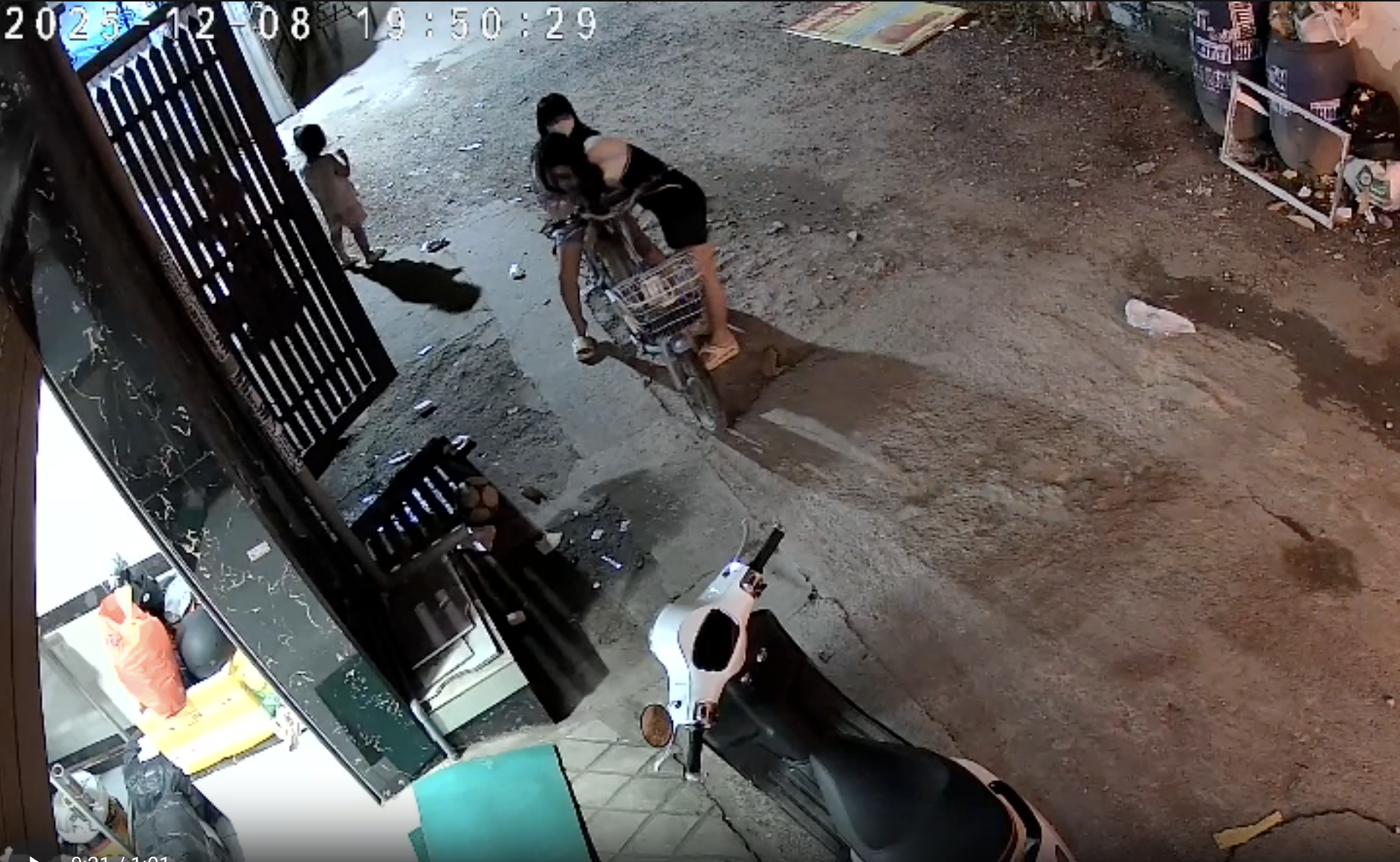 Công an ở TPHCM vào cuộc vụ cô gái nghi cướp bông tai bé 5 tuổi- Ảnh 1. img