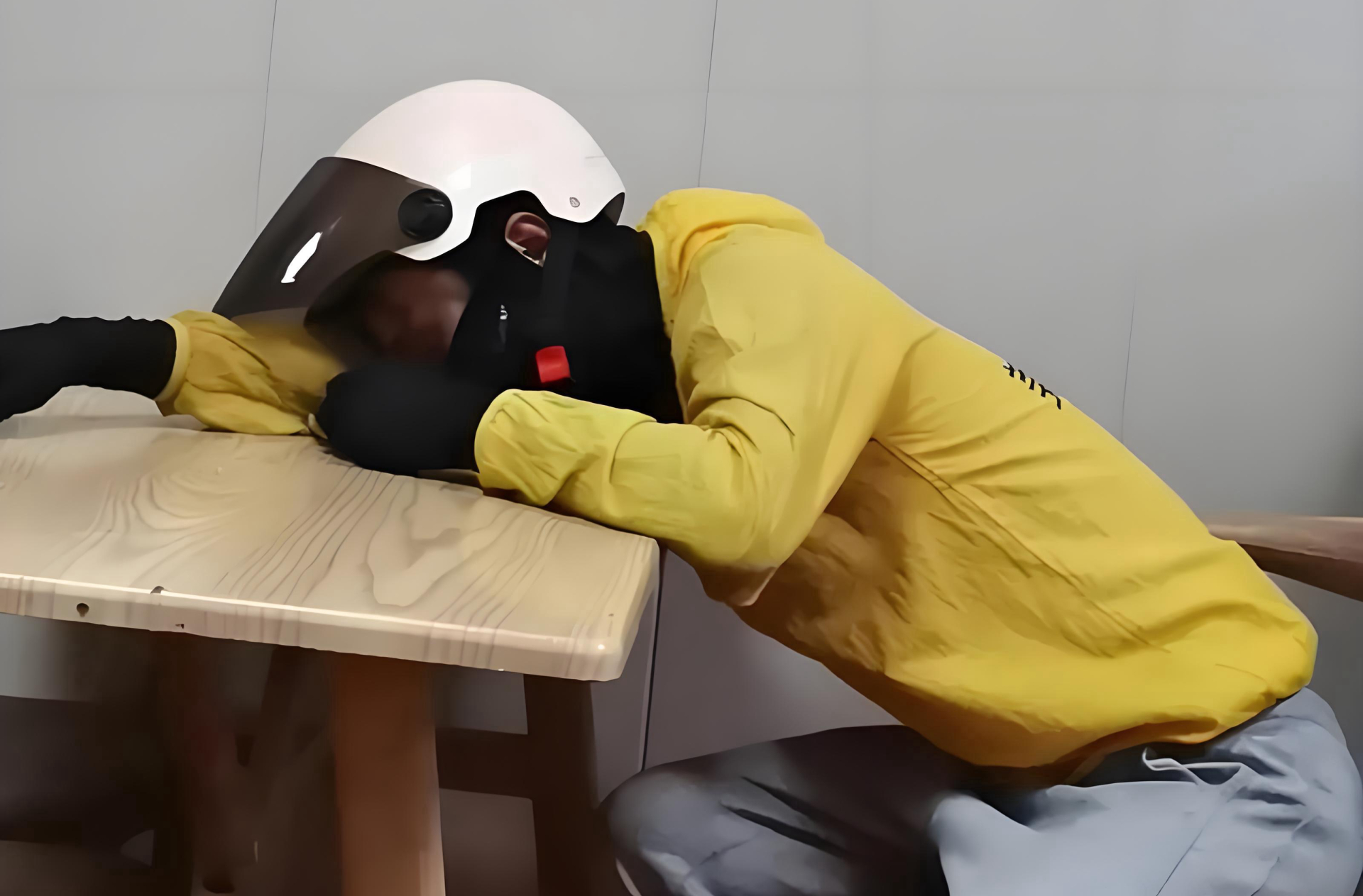 "Năm đầu tiên sau khi tốt nghiệp, tôi đi làm shipper, mệt đến mức khóc hết cả đêm"- Ảnh 2.