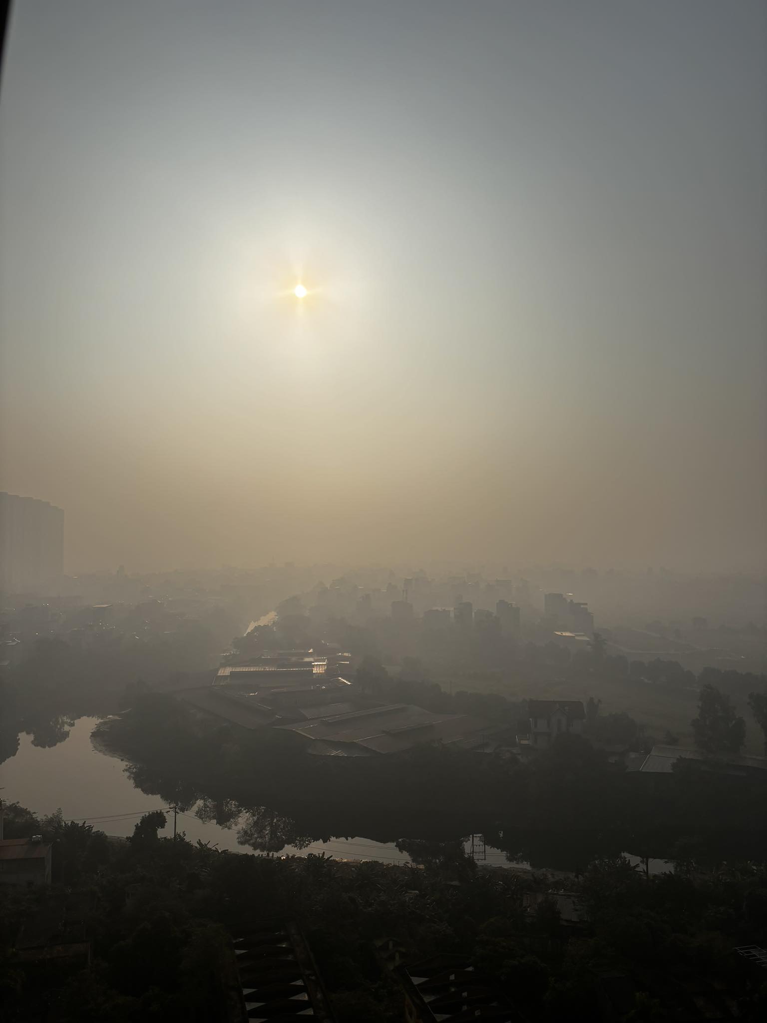 Ở Hà Nội dạo này lạ lắm: "8 giờ sáng đi làm mà cứ ngỡ mình đang nghỉ dưỡng trên Sapa"- Ảnh 1.