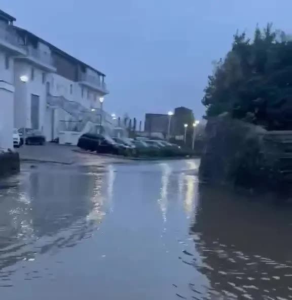 Cảnh báo ĐỎ: Cơn bão mới giật 160 km/h hoành hành, trường học đóng cửa, chuyến bay bị hủy hàng loạt- Ảnh 2.