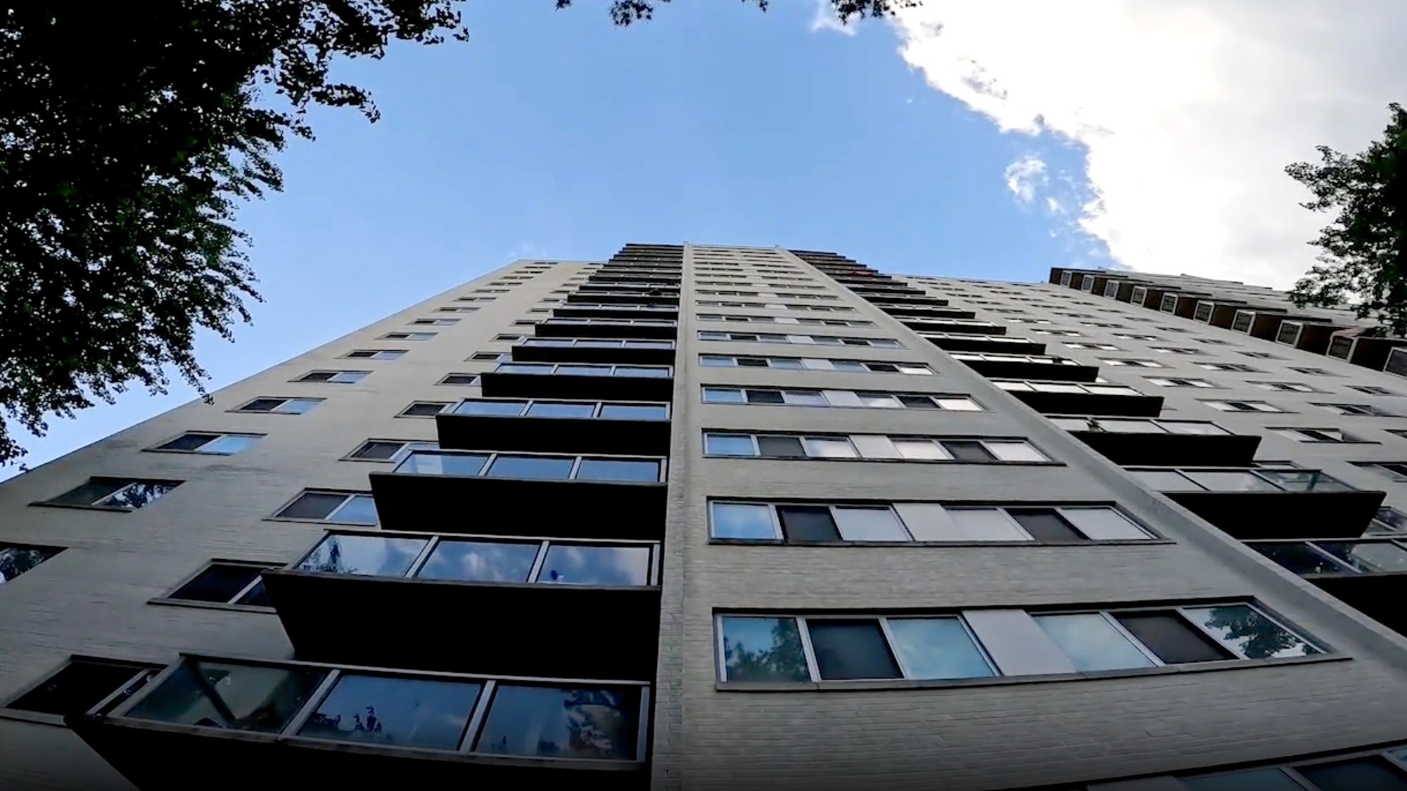 Bé gái 2 tuổi sống sót sau khi rơi từ ban công chung cư tầng 15: Tình trạng của nạn nhân gây chú ý- Ảnh 3.