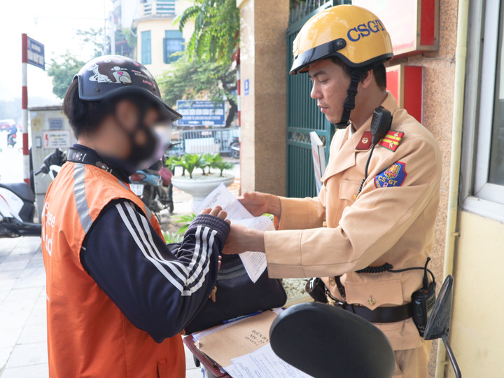 Che biển số để né camera, hàng loạt tài xế bị CSGT Hà Nội xử phạt- Ảnh 1.