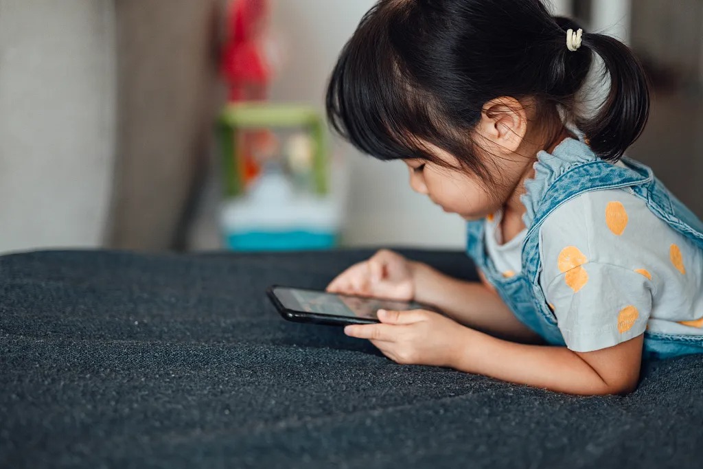 Trẻ được phép và không được phép dùng điện thoại từ nhỏ lớn lên sẽ khác nhau một trời một vực- Ảnh 1.