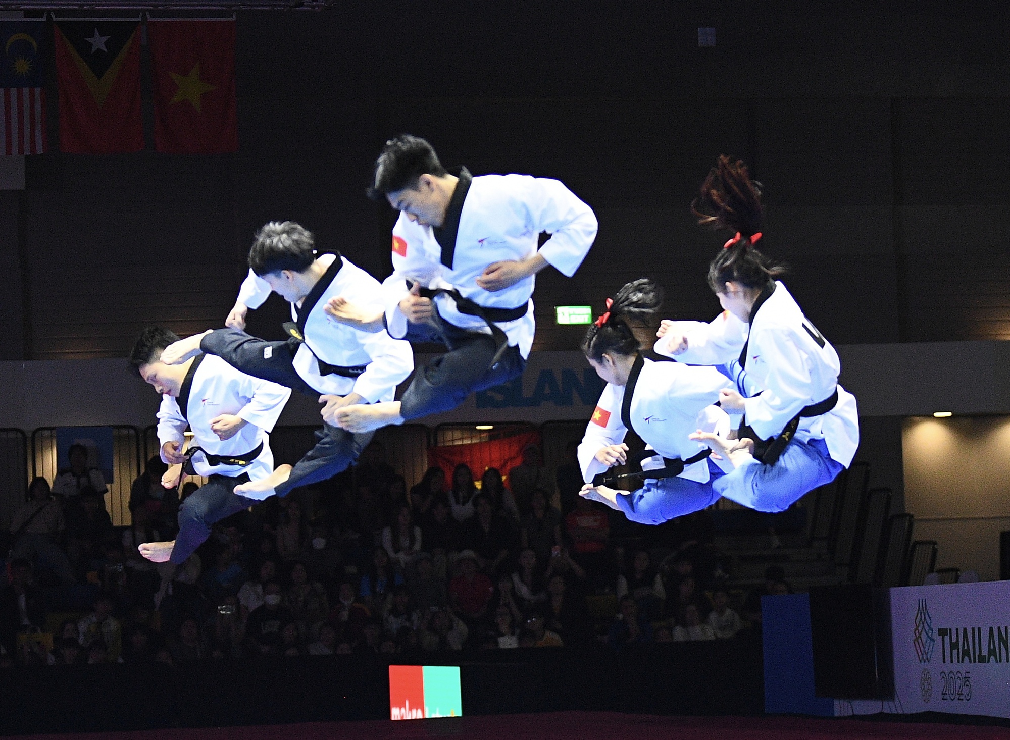 Ảnh: Taekwondo gặt HCV cho đoàn Việt Nam sau cả ngày dài, kết thúc bằng nước mắt hạnh phúc vô bờ- Ảnh 2. Ảnh: Taekwondo gặt HCV cho đoàn Việt Nam sau cả ngày dài, kết thúc bằng nước mắt hạnh phúc vô bờ- Ảnh 2.