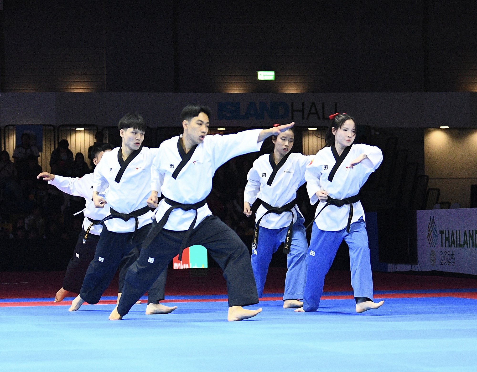 Ảnh: Taekwondo gặt HCV cho đoàn Việt Nam sau cả ngày dài, kết thúc bằng nước mắt hạnh phúc vô bờ- Ảnh 3. Ảnh: Taekwondo gặt HCV cho đoàn Việt Nam sau cả ngày dài, kết thúc bằng nước mắt hạnh phúc vô bờ- Ảnh 3.