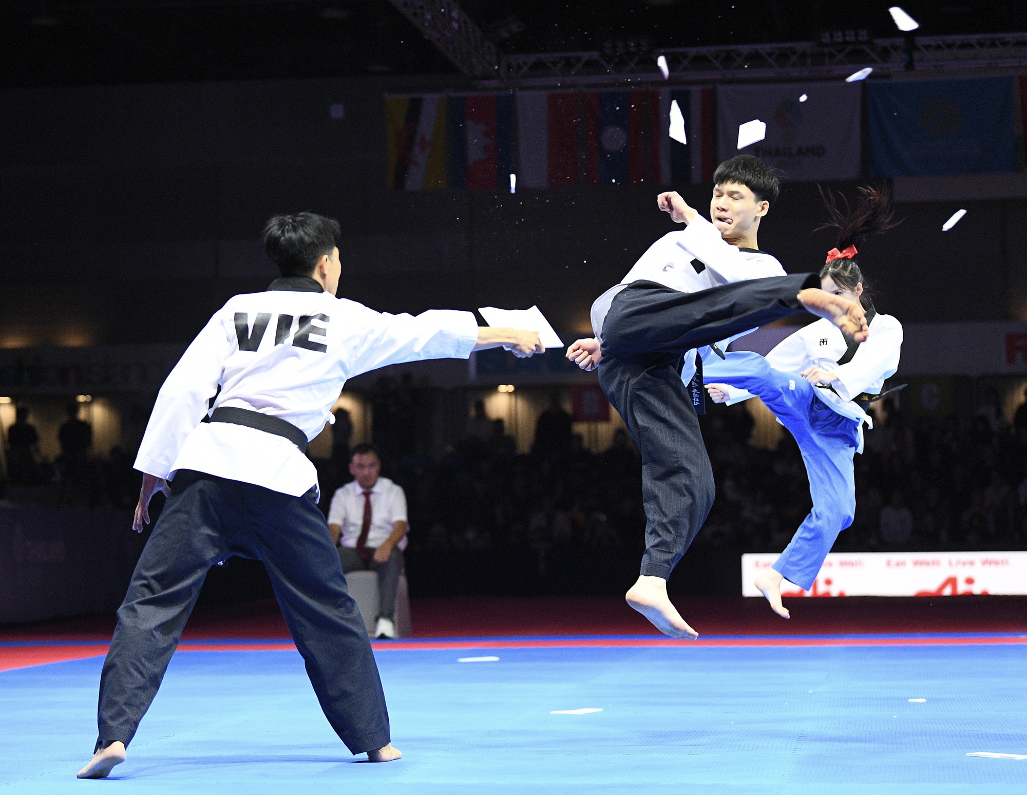 Ảnh: Taekwondo gặt HCV cho đoàn Việt Nam sau cả ngày dài, kết thúc bằng nước mắt hạnh phúc vô bờ- Ảnh 5. Ảnh: Taekwondo gặt HCV cho đoàn Việt Nam sau cả ngày dài, kết thúc bằng nước mắt hạnh phúc vô bờ- Ảnh 5.
