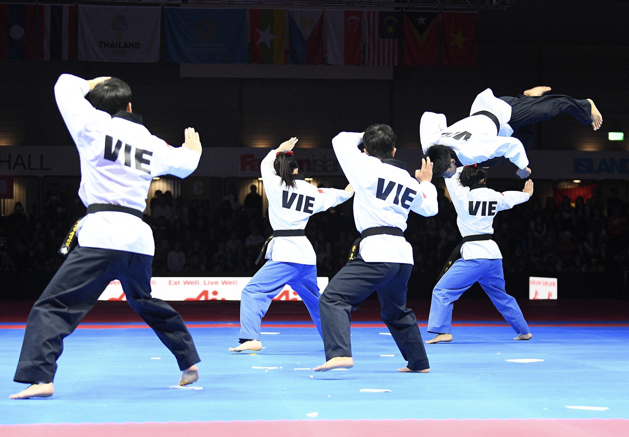 Ảnh: Taekwondo gặt HCV cho đoàn Việt Nam sau cả ngày dài, kết thúc bằng nước mắt hạnh phúc vô bờ- Ảnh 6. Ảnh: Taekwondo gặt HCV cho đoàn Việt Nam sau cả ngày dài, kết thúc bằng nước mắt hạnh phúc vô bờ- Ảnh 6.