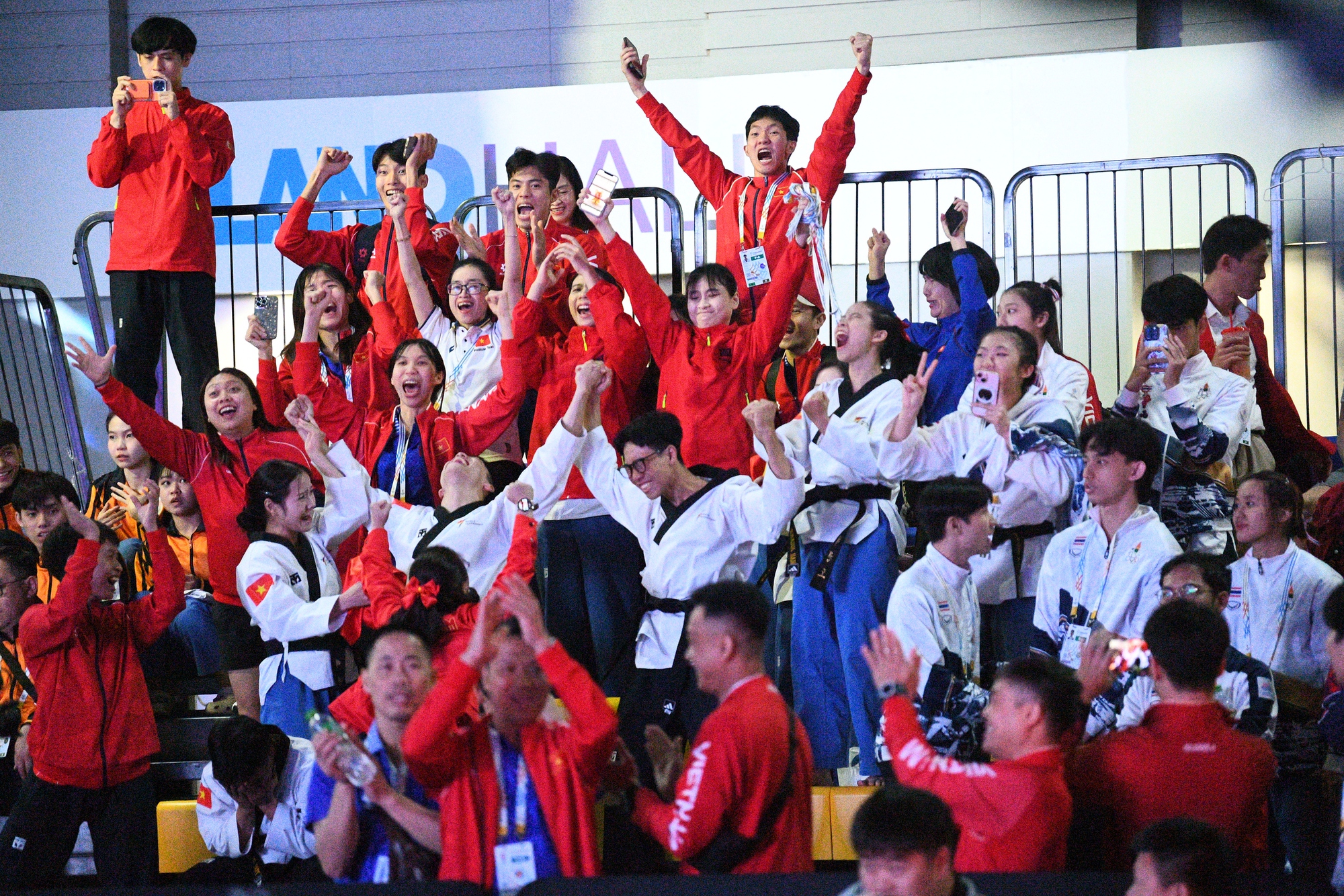 Ảnh: Taekwondo gặt HCV cho đoàn Việt Nam sau cả ngày dài, kết thúc bằng nước mắt hạnh phúc vô bờ- Ảnh 11. Ảnh: Taekwondo gặt HCV cho đoàn Việt Nam sau cả ngày dài, kết thúc bằng nước mắt hạnh phúc vô bờ- Ảnh 11.