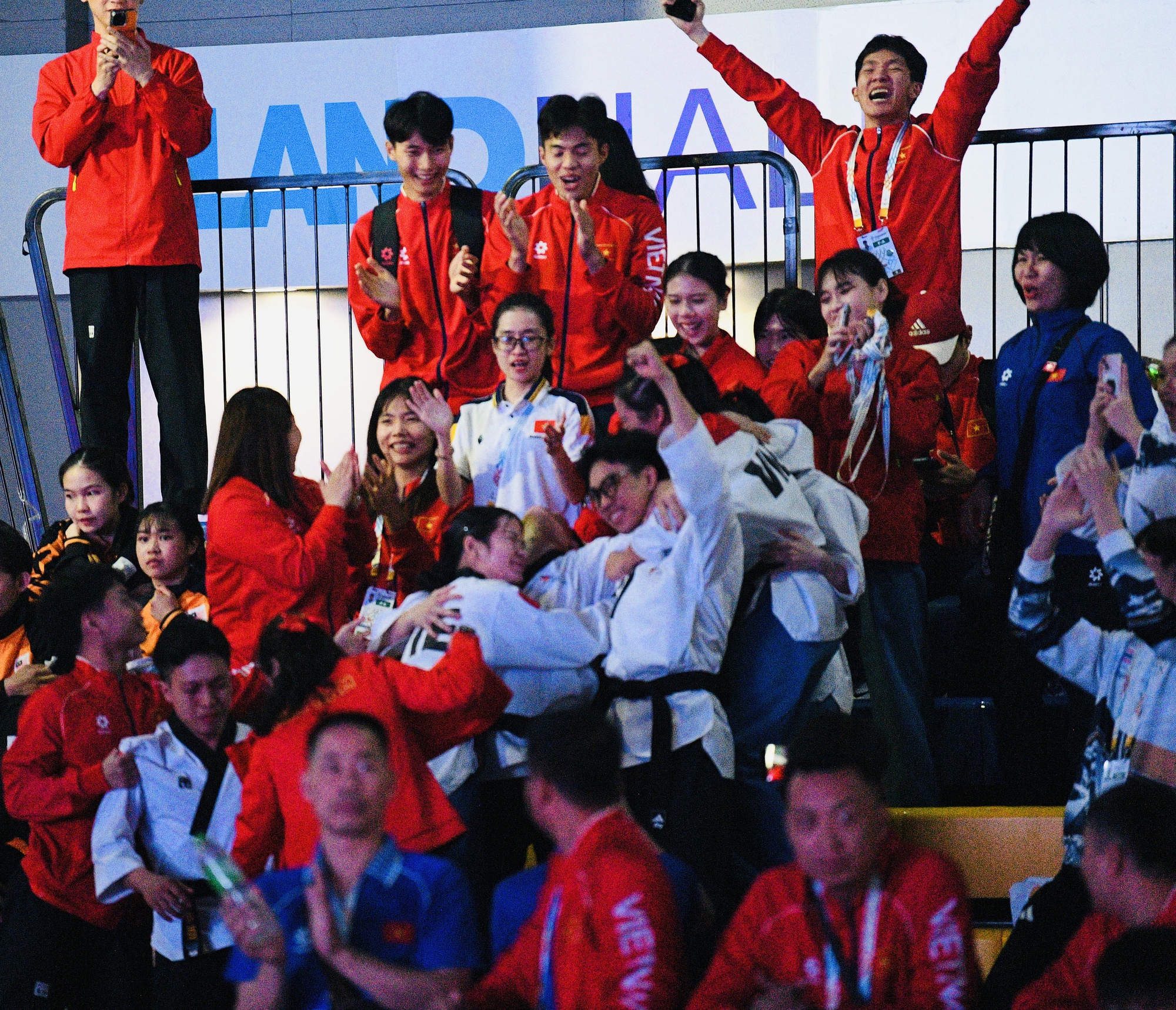 Ảnh: Taekwondo gặt HCV cho đoàn Việt Nam sau cả ngày dài, kết thúc bằng nước mắt hạnh phúc vô bờ- Ảnh 10. Ảnh: Taekwondo gặt HCV cho đoàn Việt Nam sau cả ngày dài, kết thúc bằng nước mắt hạnh phúc vô bờ- Ảnh 10.