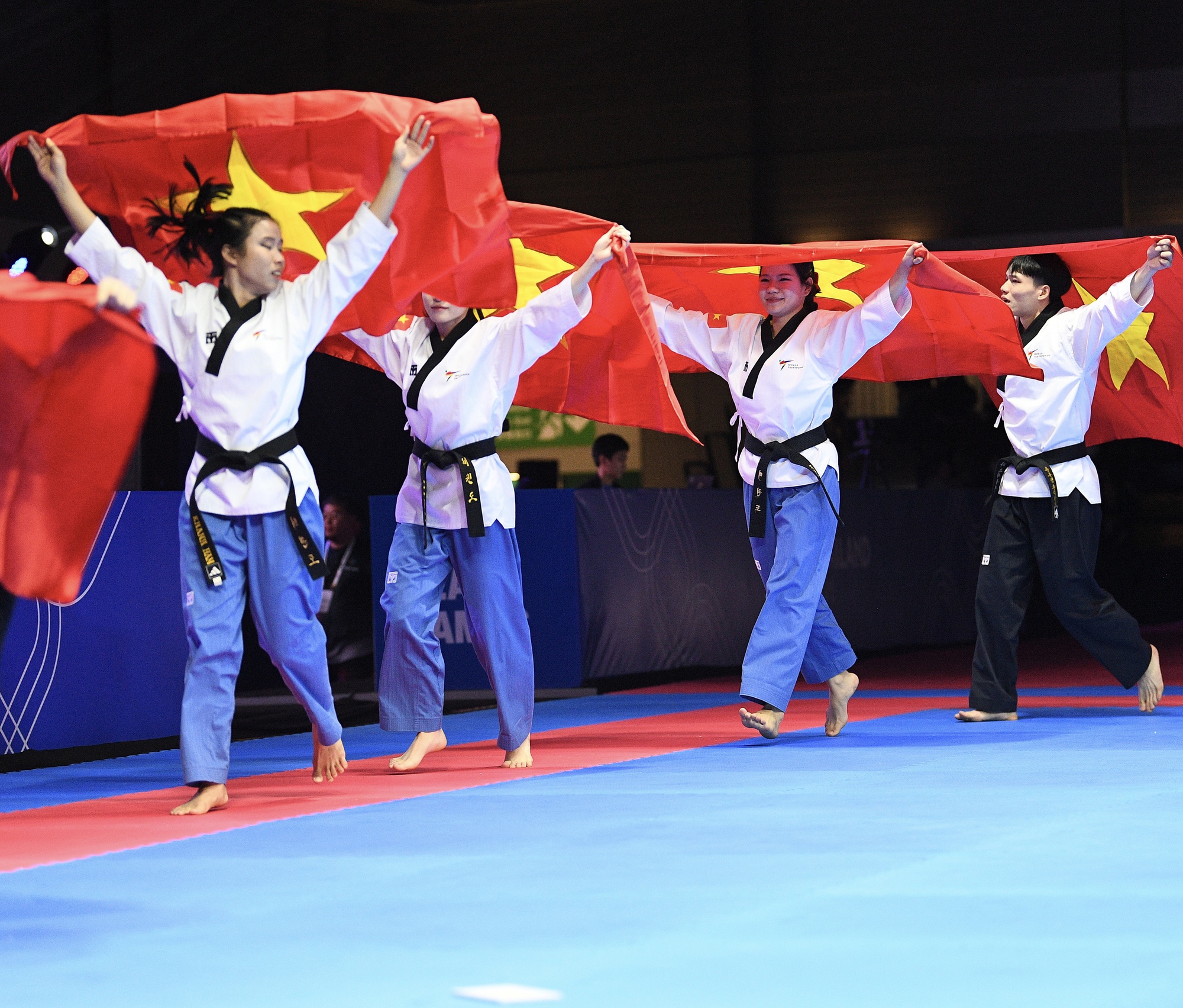 Ảnh: Taekwondo gặt HCV cho đoàn Việt Nam sau cả ngày dài, kết thúc bằng nước mắt hạnh phúc vô bờ- Ảnh 14. Ảnh: Taekwondo gặt HCV cho đoàn Việt Nam sau cả ngày dài, kết thúc bằng nước mắt hạnh phúc vô bờ- Ảnh 14.