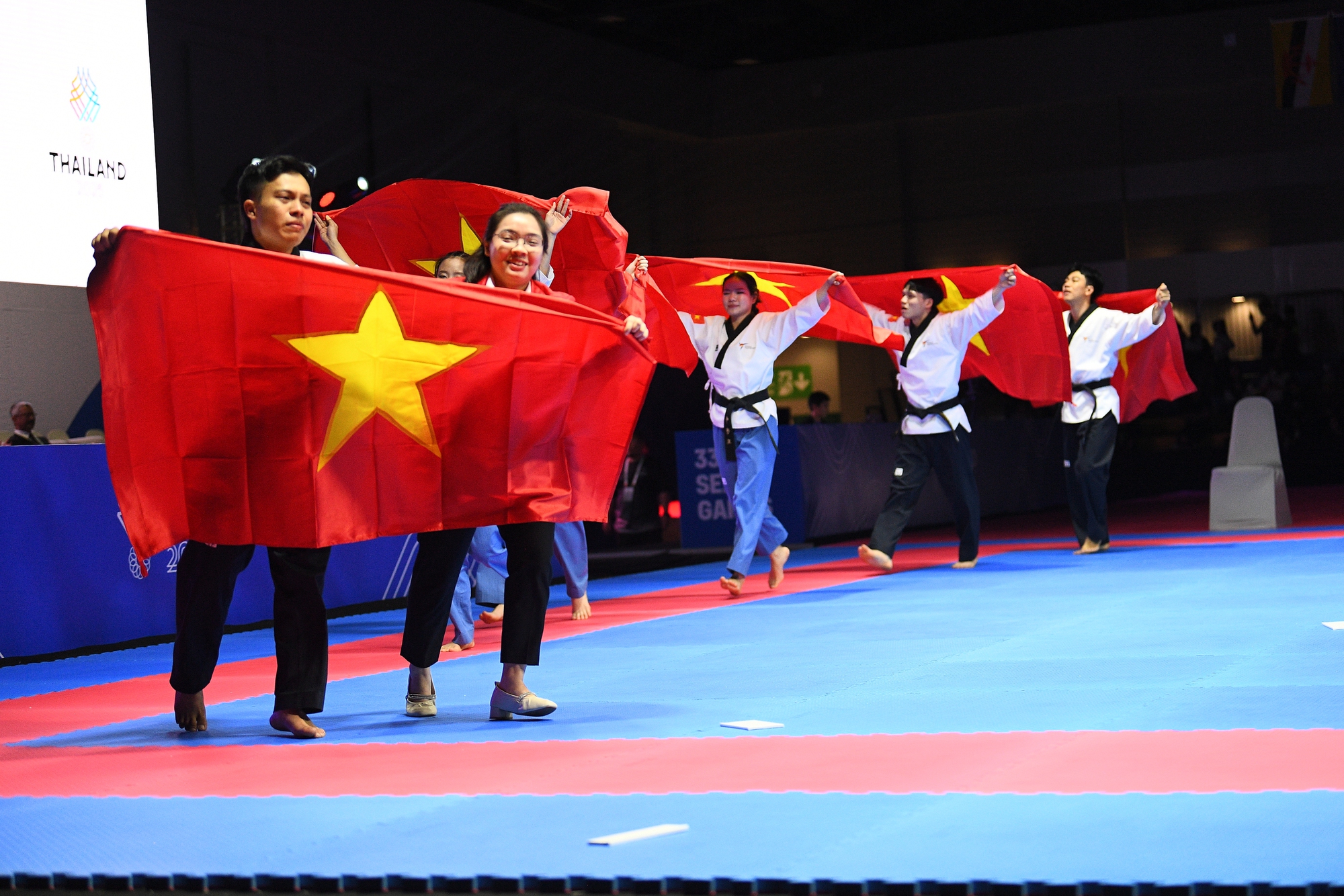 Ảnh: Taekwondo gặt HCV cho đoàn Việt Nam sau cả ngày dài, kết thúc bằng nước mắt hạnh phúc vô bờ- Ảnh 15. Ảnh: Taekwondo gặt HCV cho đoàn Việt Nam sau cả ngày dài, kết thúc bằng nước mắt hạnh phúc vô bờ- Ảnh 15.