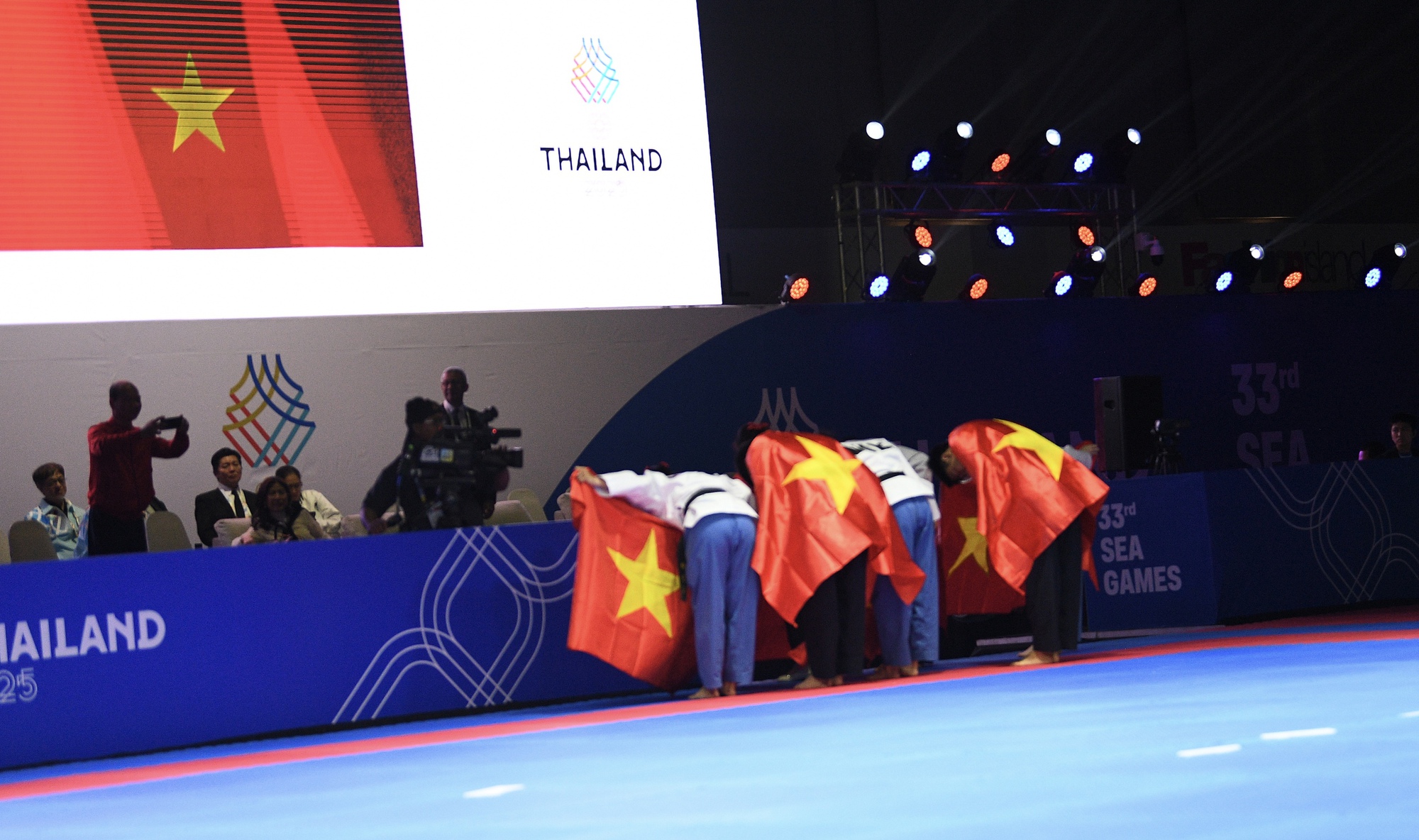 Ảnh: Taekwondo gặt HCV cho đoàn Việt Nam sau cả ngày dài, kết thúc bằng nước mắt hạnh phúc vô bờ- Ảnh 16. Ảnh: Taekwondo gặt HCV cho đoàn Việt Nam sau cả ngày dài, kết thúc bằng nước mắt hạnh phúc vô bờ- Ảnh 16.