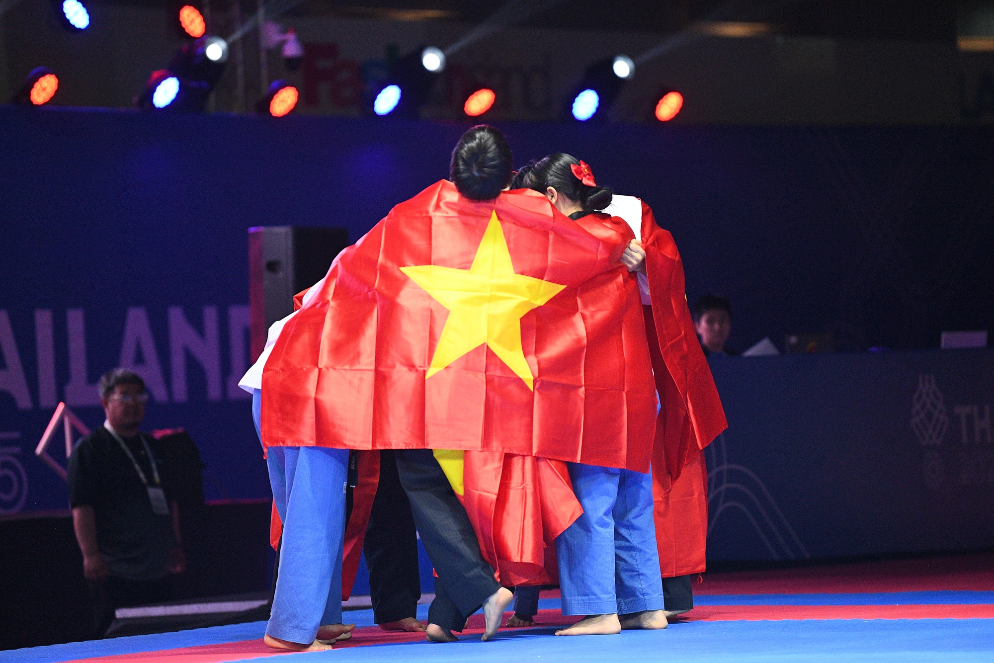 Ảnh: Taekwondo gặt HCV cho đoàn Việt Nam sau cả ngày dài, kết thúc bằng nước mắt hạnh phúc vô bờ- Ảnh 18. Ảnh: Taekwondo gặt HCV cho đoàn Việt Nam sau cả ngày dài, kết thúc bằng nước mắt hạnh phúc vô bờ- Ảnh 18.