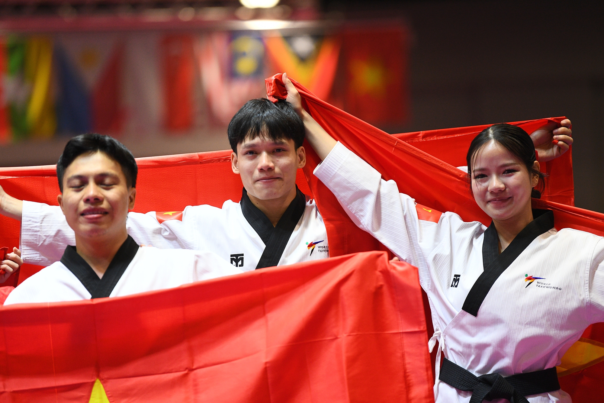 Ảnh: Taekwondo gặt HCV cho đoàn Việt Nam sau cả ngày dài, kết thúc bằng nước mắt hạnh phúc vô bờ- Ảnh 22. Ảnh: Taekwondo gặt HCV cho đoàn Việt Nam sau cả ngày dài, kết thúc bằng nước mắt hạnh phúc vô bờ- Ảnh 22.
