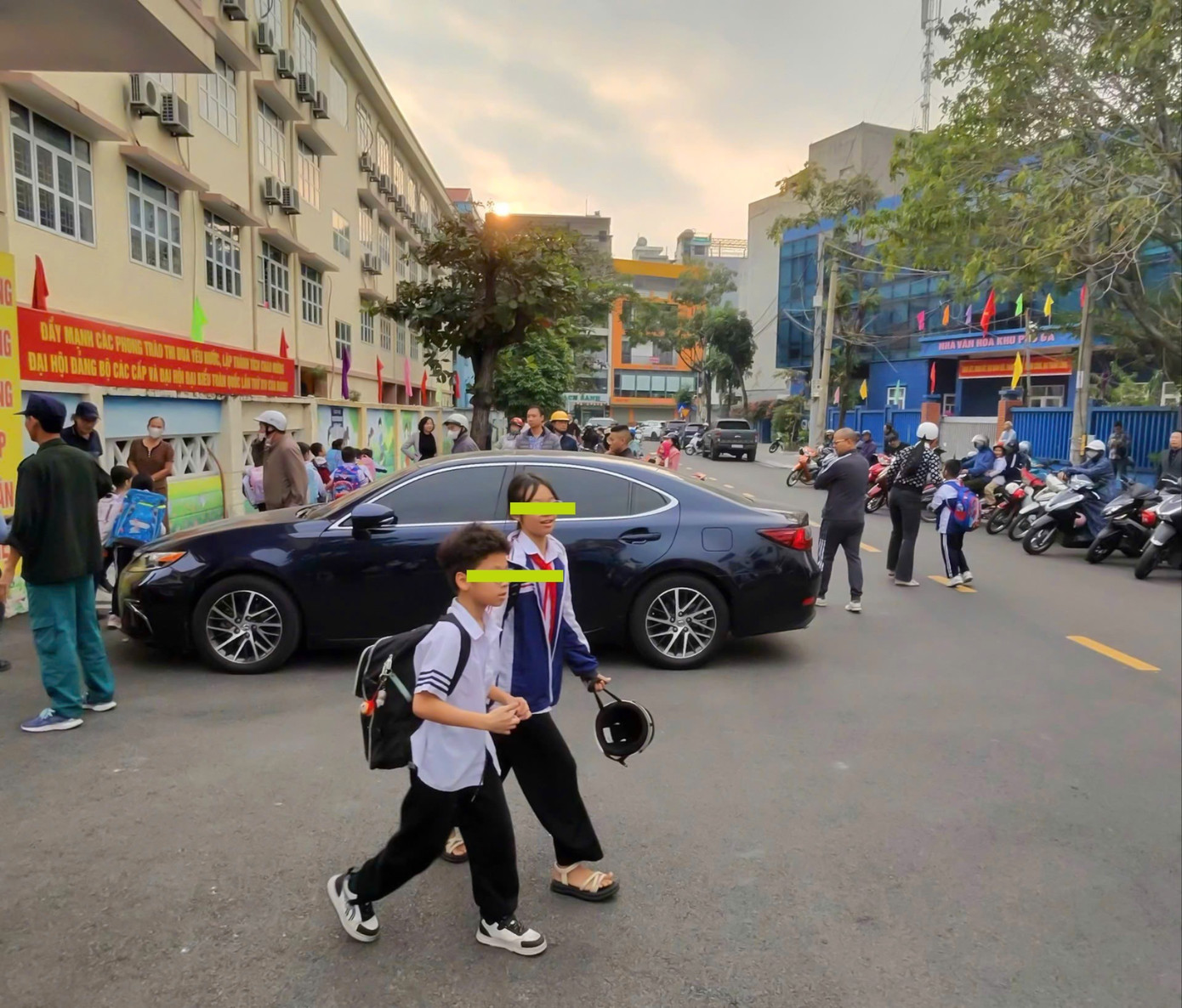 Vụ hiệu trưởng đỗ Lexus chắn cổng trường ở Quảng Ninh: Lãnh đạo phường Hạ Long nói gì?- Ảnh 2.