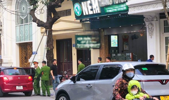 Ảnh: Khám xét nơi ở và nơi làm việc của vợ chồng chủ tiệm vàng Nguyễn Hữu Bình- Ảnh 2. Ảnh: Khám xét nơi ở và nơi làm việc của vợ chồng chủ tiệm vàng Nguyễn Hữu Bình- Ảnh 2.