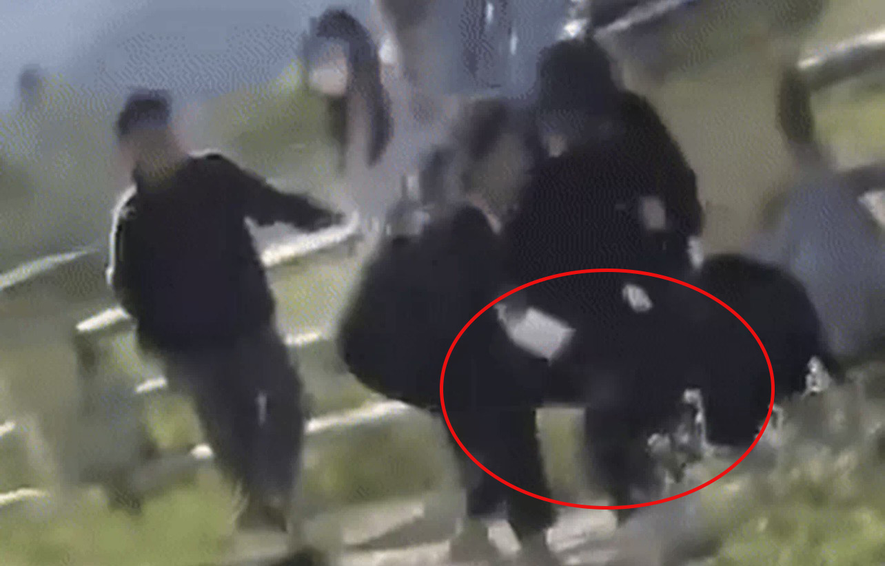 Nữ sinh lớp 10 bị đánh hội đồng: Nhóm đánh bạn học lớp 8, hé lộ nguồn cơn- Ảnh 1. Nữ sinh lớp 10 bị đánh hội đồng: Nhóm đánh bạn học lớp 8, hé lộ nguồn cơn- Ảnh 1.