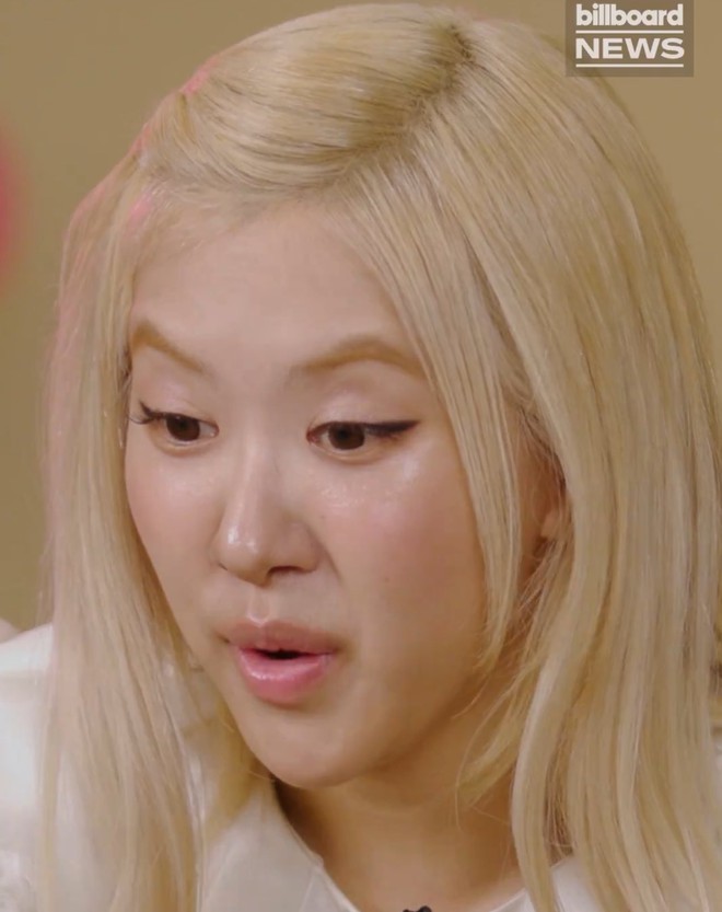 Mặt Rosé quá phù, cảm giác cười cũng khó- Ảnh 2.