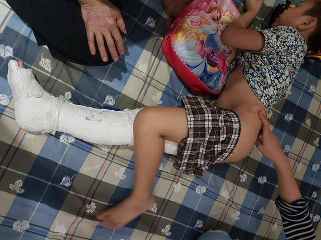 Ô tô Lexus của hiệu trưởng chắn lối và lời cảnh báo an toàn ở trường học- Ảnh 1.